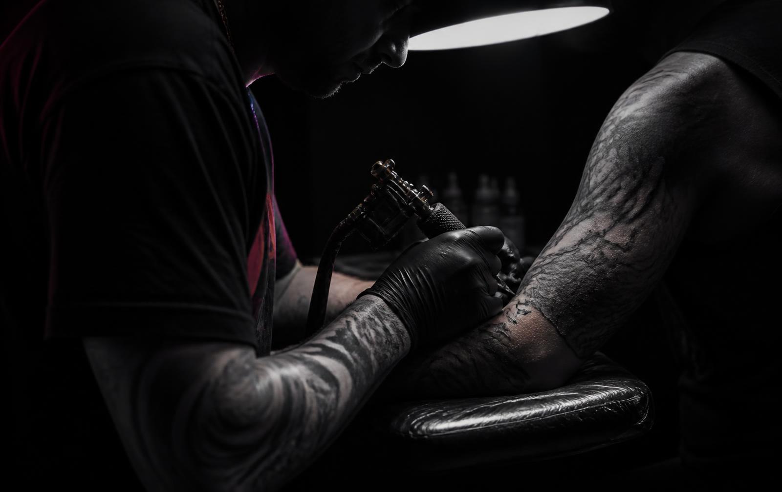 Professioneller Tattoo Artist bei präziser Arbeit